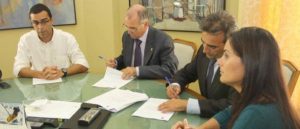 Momento de la firma de la concesión de la nueva Escuela Infantil por parte del Ayuntamiento de Arrecife a la empresa Novasoft.